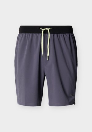 Γκρι αθλητικό σορτς με μαύρη ελαστική μέση και ανοιχτό κίτρινο κορδόνι, με το λογότυπο Puma στο κάτω μέρος του αριστερού ποδιού.