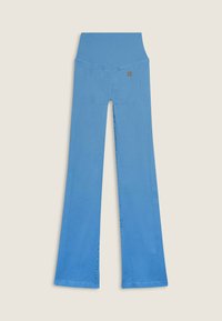 Pantaloni blu a vita alta e svasati con un dettaglio a cucitura a forma di cuore sul retro e una piccola etichetta logo marrone sopra il lato destro.