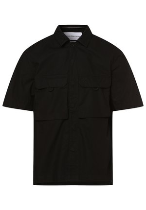 Czarna koszula z krótkim rękawem zapinana na guziki, z kołnierzykiem i dwoma przednimi kieszeniami z patkami, na jednej z nich widoczne jest subtelne logo Calvin Klein.