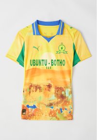 Maglia da calcio gialla e verde con colletto blu. Presenta "UBUNTU - BOTO" in nero, motivi astratti e un logo Puma sulla manica sinistra.