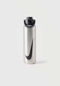 Μπουκάλι νερού Nike από ανοξείδωτο ατσάλι με μαύρο καπάκι flip-top και μεγάλο μαύρο λογότυπο Nike swoosh σε λείο σώμα.