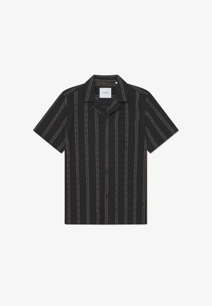 Trumpas rankovėmis juodas marškinėlių mygtuko užsegimas su vertikaliomis smėlinėmis juostelėmis, su stovyklos apykakle ir viena krūtinės kišene. Audinys atrodo tekstūruotas.