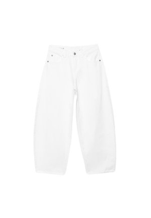 Voľné biele rifle z denimu s zapínaním na gombík a zips, pútkami na opasok a prednými vreckami, zobrazené na jednoduchom pozadí.
