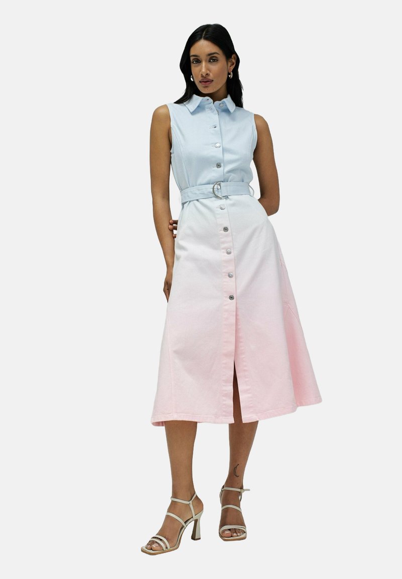 Vestido de mezclilla con parte superior de un azul claro y falda de línea A en rosa. Presenta un cuello, botones en la parte delantera y un cinturón a juego con una hebilla plateada.