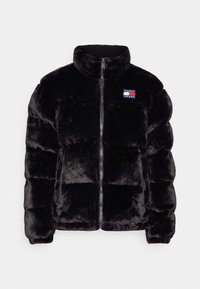 Czarna, pluszowa kurtka puchowa z przednim zamkiem błyskawicznym, wysokim kołnierzem i małą naszywką z logo Tommy Jeans na lewej piersi.