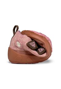 Scarpa per bambini rosa e marrone con tomaia in maglia testurizzata, suola in gomma e un'etichetta per il sollevamento. Presenta dettagli giocosi e un logo rotondo.
