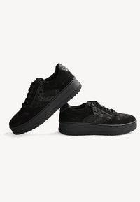 Sneaker nere in suede e pelle, con una finitura testurizzata, suola in gomma sollevata e zip laterale per una facile calzata.