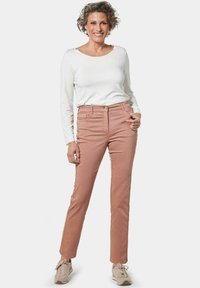 GOLDNER TRAGEANGENEHME CARLA MIT GLÄNZENDER OBERFLÄCHE - Slim fit jeans - caramel