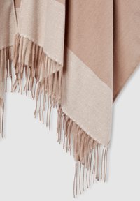 Sciarpa intrecciata di un morbido beige e marrone chiaro con blocchi di colore diagonali e frange attorcigliate lunghe che pendono su uno sfondo neutro.