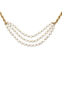 Collar de cadena de oro que presenta tres filas de perlas blancas intercaladas con cuentas de oro. Perlas redondas y lisas con un acabado brillante.