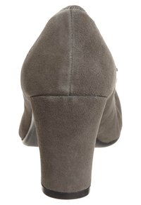 Scarpa con tacco alto in suede grigio, dalla punta affilata e dal tacco largo e solido, con una superficie liscia e opaca, priva di decorazioni visibili.