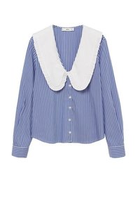 Blouse à manches longues à rayures verticales bleues et blanches avec grand col plissé blanc et fermeture boutonnée sur le devant.