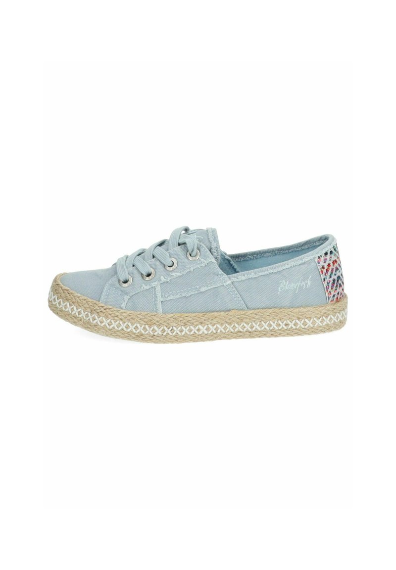 Scarpa di tela azzurro chiaro con lacci, suola in juta e cuciture bianche. Accentatura testurizzata sul tallone con un motivo intrecciato colorato.