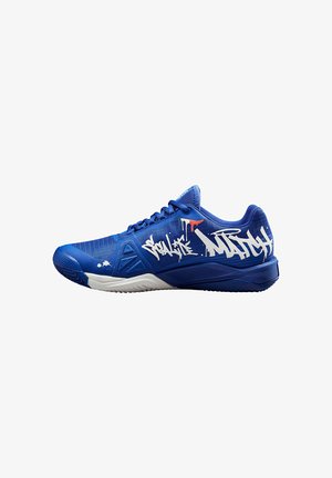 Baskets de sport bleues avec une tige texturée, ornées de texte blanc de style graffiti et d'une touche d'orange. Conçues pour le confort et la performance.