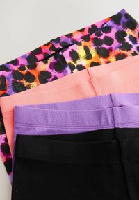 Négy leggings pár egymásra rakva: leopárdminta lila, narancssárga és fekete színben; egyszínűek rózsaszín, levendula és fekete színben. Puha pamut anyag.