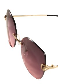 Okulary przeciwsłoneczne z ciemnofioletowymi soczewkami, ośmiokątny kształt, czarne oprawki i złote akcenty na zausznikach. Na ramieniu wygrawerowane "FRENCH DESIGN".