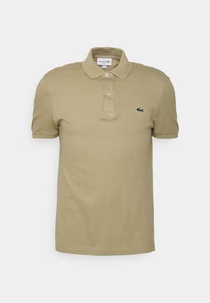 Polo shirt color caqui fabricado en algodón. Cuenta con un cuello clásico, una tapeta con tres botones y un logotipo bordado en verde en el lado izquierdo del pecho.