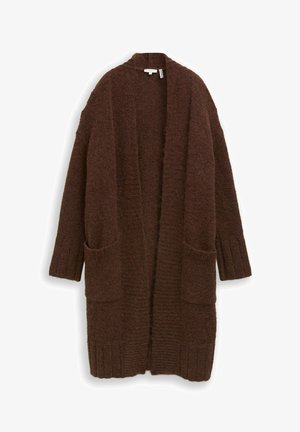 Brązowy sweter kardigan wykonany z miękkiej, teksturowanej tkaniny. Otwarty przód z dwoma przednimi kieszeniami oraz prążkowanym wykończeniem na dole i przy mankietach.