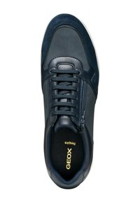 Sneaker in pelle blu con superficie liscia, punta rotonda, design con lacci, zip laterale e soletta con logo stampato in oro.
