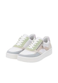 Baskets arborant une combinaison de cuir et de daim blanc, gris, vert clair et beige. Comprennent une fermeture éclair sur le côté et un design de bout perforé.