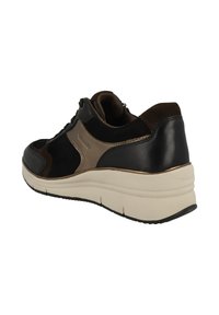 Sneaker in pelle nera e marrone con colletto imbottito, accenti in suede testurizzato e una suola spessa bianco sporco. Presenta elementi di design sovrapposti.