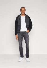 Tommy Jeans SCANTON SLIM - Prigludę džinsai - denim black