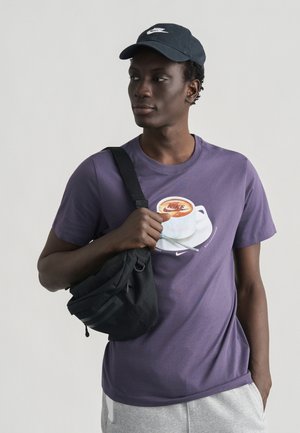 TEE CAFE  - Μπλουζάκι με στάμπα - dark raisin