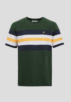 Tricou bărbătesc verde închis cu mâneci scurte, cu dungi orizontale bleumarin, albe și galbene pe piept și mâneci, având un mic logo galben cu pasăre.
