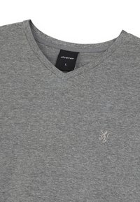 Szary t-shirt z dekoltem w serek wykonany z miękkiej bawełny. Posiada małe haftowane logo na piersi oraz metkę z informacją o rozmiarze L.