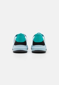 Sneaker aerati con un tacco in suede nero, accenti turchesi e una suola intermedia blu chiaro. Materiali in rete e sintetici per la traspirabilità.