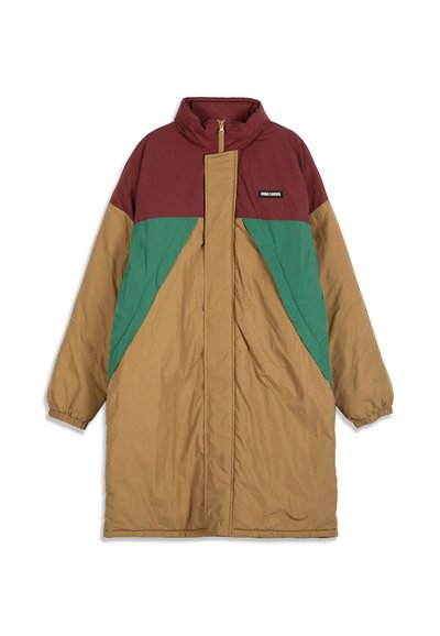 Veste longue matelassée avec empiècement bordeaux, panneaux diagonaux verts et corps et manches couleur beige, dotée d'un col montant et d'une fermeture éclair à l'avant.