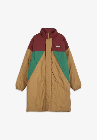 Veste longue matelassée avec empiècement bordeaux, panneaux diagonaux verts et corps et manches couleur beige, dotée d'un col montant et d'une fermeture éclair à l'avant.