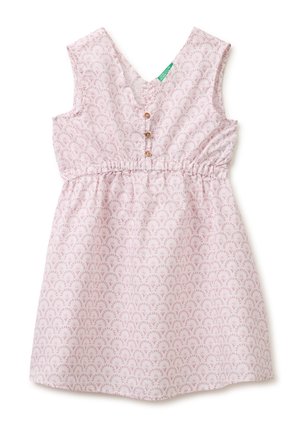 Vestido sin mangas de color rosa claro con pequeño estampado floral morado, escote en V, tres botones en la parte delantera y cintura elástica fruncida.