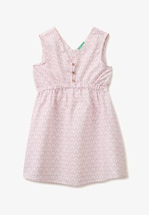 Ärmelloses hellrosa Kleid mit kleinem lila Blumenmuster, V-Ausschnitt, drei Knöpfen vorne und gesmokter elastischer Taille.