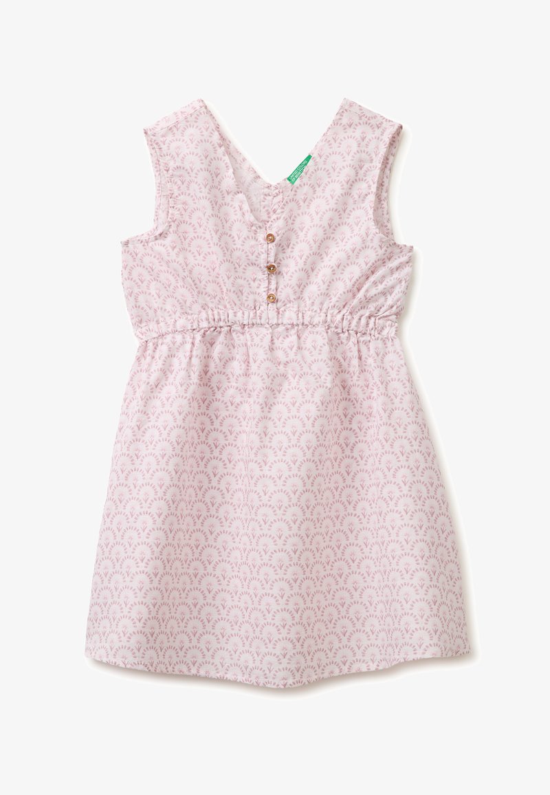 Robe rose clair sans manches avec petit motif floral violet, encolure en V, trois boutons sur le devant et taille élastique froncée.