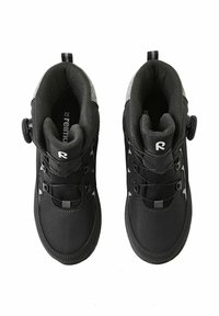 Czarne wodoodporne buty z teksturowaną skórą, szarą materiałową podporą przy kostce, elastycznymi sznurowadłami i bocznym pokrętłem do łatwej regulacji.
