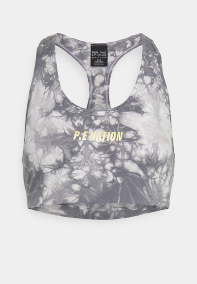 Sutiã desportivo em tie-dye cinza com um design de costas nadador, apresentando um logótipo dourado "P.E NATION" na frente e uma textura de tecido lisa e elástica.