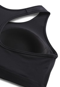 Svart sports-BH med tettsittende design, glatt tekstur og åpen rygg med ribbet kant og subtil sømdetalj.