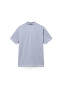 Polo a maniche corte di colore grigio chiaro mostrata da dietro con un colletto classico su sfondo bianco.