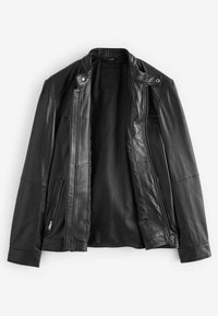 Schwarze Lederjacke mit Reißverschluss vorne, silbernen Beschlägen und seitlichen Taschen. Verfügt über einen Kragen und eine glatte Textur ohne äußere Verzierungen.