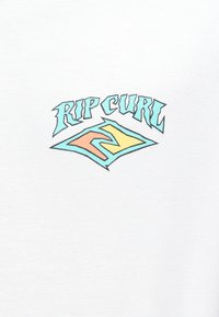 Camiseta branca com um logótipo "RIP CURL" multicolorido, apresentando texto angular e um design geométrico em turquesa, laranja e amarelo.