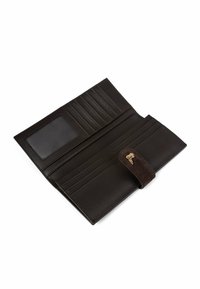 Bruine leren portemonnee met meerdere kaartsleuven, een doorzichtig ID-houder en een suèden band met een goudkleurige metalen accenten.