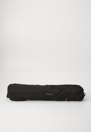 Bolso cilíndrico negro hecho de un tejido ligero y texturizado con un acabado suave. Presenta una cremallera y un detalle de logo en el costado.