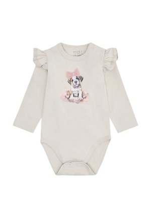 Langärmliger Baby-Body in hellbeige, mit Rüschen, einer Hundillustration mit einer rosa Schleife und Druckknopfverschluss am Boden.