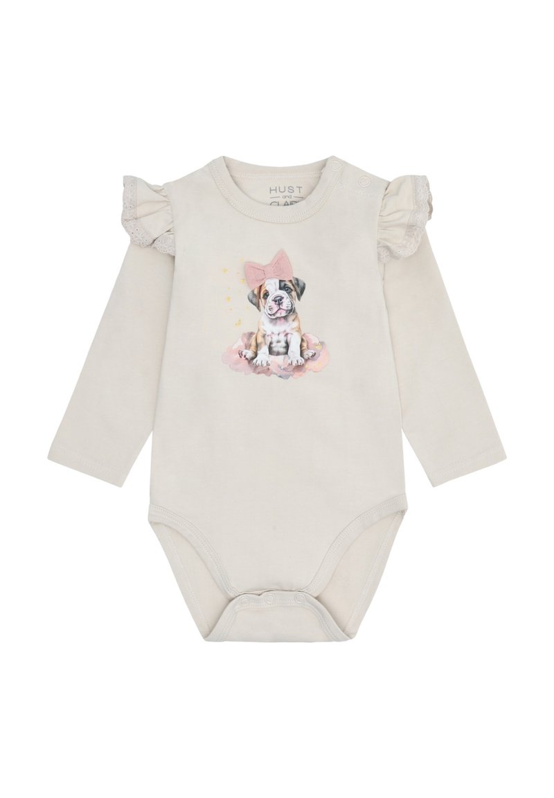 Langärmliger Baby-Body in hellbeige, mit Rüschen, einer Hundillustration mit einer rosa Schleife und Druckknopfverschluss am Boden.
