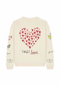 Sudadera crema con corazones rojos, texto "SWEET heart" (corazón dulce), diseños de flores y mariposas en las mangas, y puños y dobladillo acanalados.