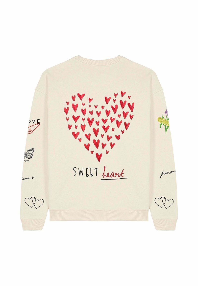 Sudadera crema con corazones rojos, texto "SWEET heart" (corazón dulce), diseños de flores y mariposas en las mangas, y puños y dobladillo acanalados.