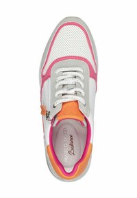 Fehér perforált felsőrészű sneaker, rózsaszín és narancssárga díszítéssel, ezüst cipzárral és fehér fűzőkkel. Belül rózsaszín kerettel és márkázott talpbetéttel rendelkezik.