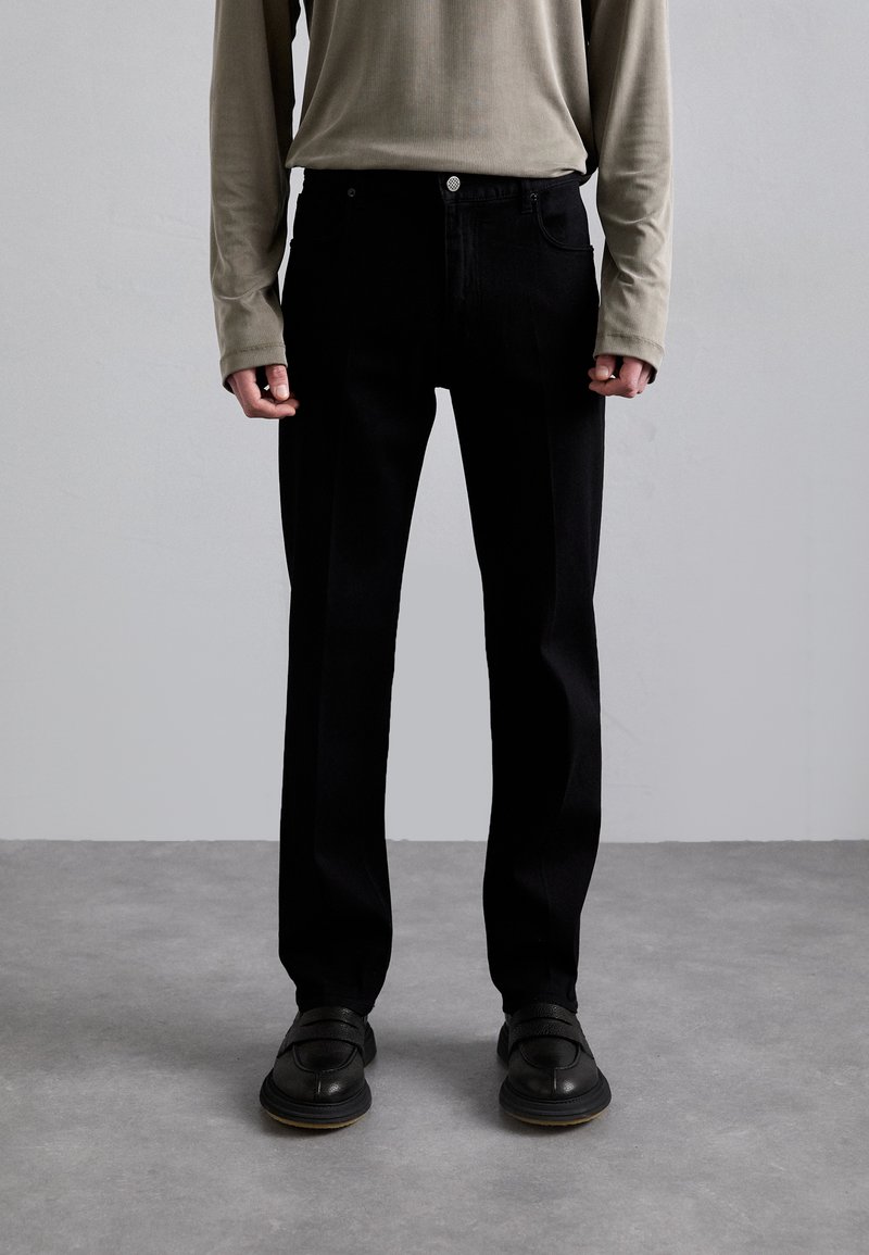 Emporio Armani - 5 POCKETS PANT - Tiesaus kirpimo džinsai - black denim, Padidinti