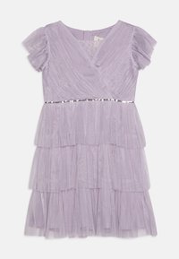 Abito a strati in lavanda con maniche a farfalla corte, scollatura a V e cintura decorata con paillettes argento. Realizzato in tessuto testurizzato e trasparente.